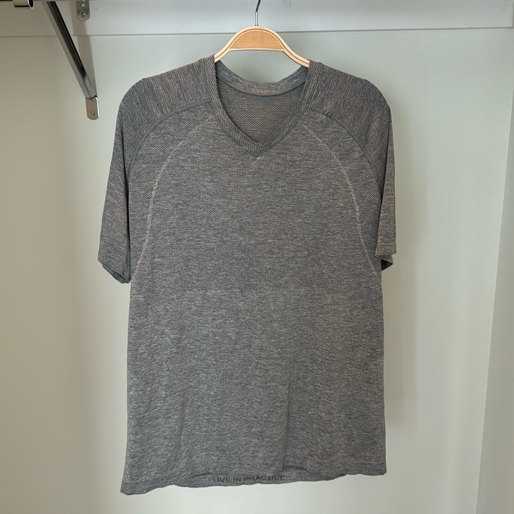 Lululemon metal vent V-neck T-shirt, size large color, gray